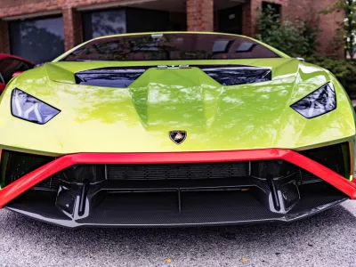 Takšen avto, le da je bil povsem rdeče barve, je končal v betonskem zidu.