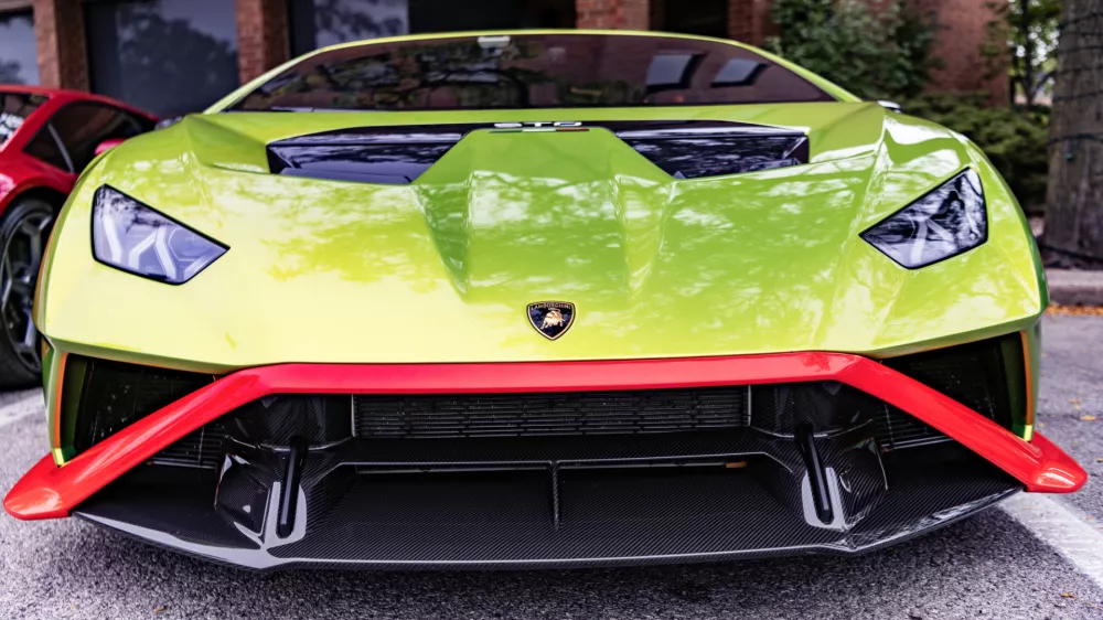 Takšen avto, le da je bil povsem rdeče barve, je končal v betonskem zidu.