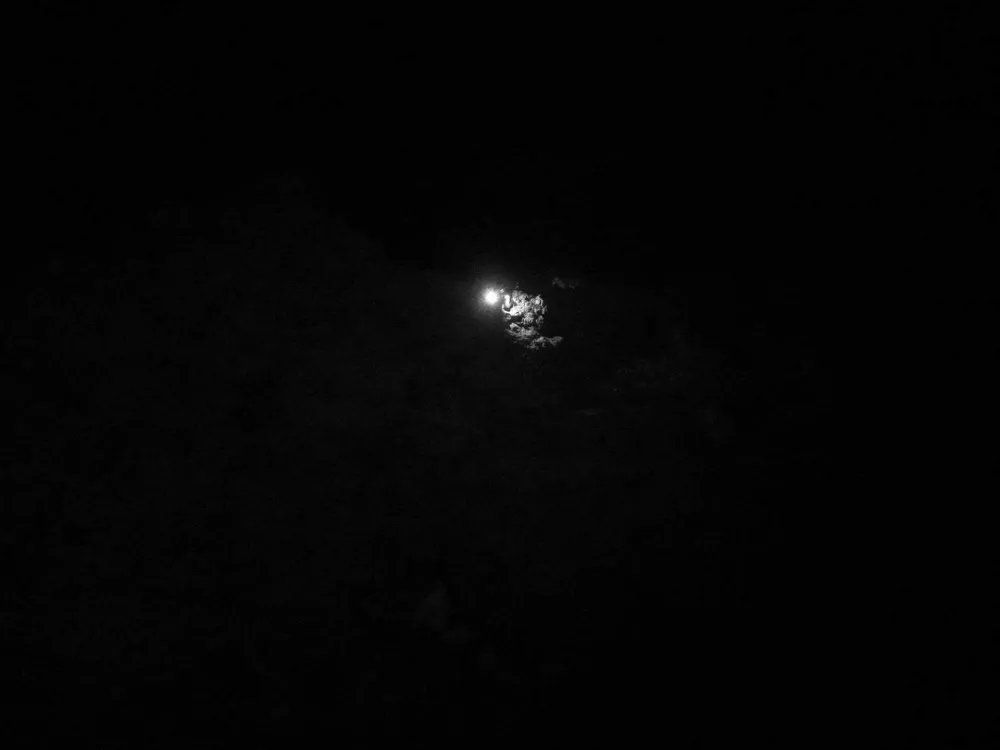 Kranjskogorski gorski reševalci so pohodnici, ki ju je med sestopom s Špika ujela tema, locirali s pomočjo drona. 