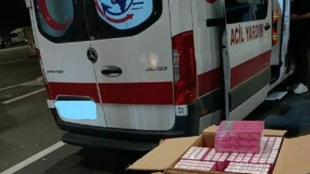 Turški državljan je skušal v rešilci iz Srbije na Hrvaško pretihotapiti ogromno škatel barve za lase. 