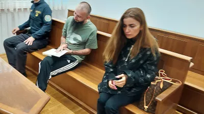 “Nitkar” pravosodnega policista zmerjal z nacistom in ga napadel