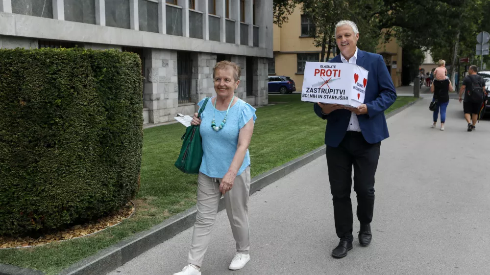 25.7.2025 Aleš Primc in Milena Miklavčič bosta v državni zbor vložila več kot 15.000 podpisov za začetek postopka za razpis referenduma o pomoči pri prostovoljnem končanju življenja. Referendum Foto: Luka Cjuha