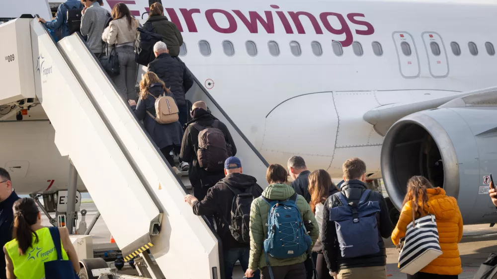 Brnik.Pristanek letala ob vzpostavitvi letalske povezave med Ljubljano in Dusseldorfom prevoznika Eurowings.
