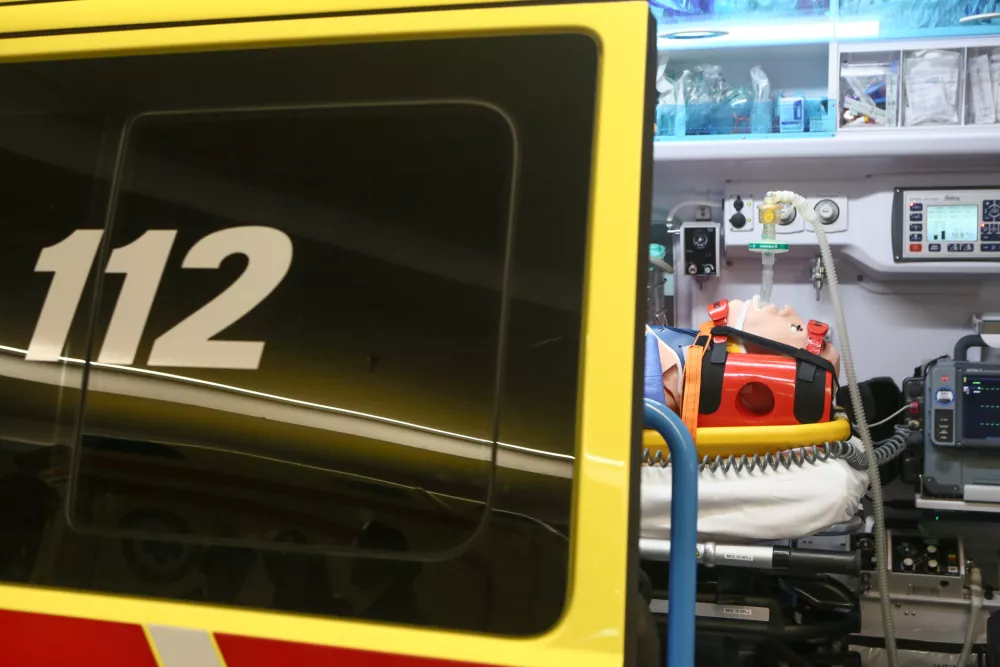 ﻿simbolična fotografija - nujna medicinska pomoč - reševalno vozilo - rešilec- 25.09.2018 - Kirurška klinika UKC Ljubljana - Urgentni kirurški blok - urgenca - reanimacijski prostor – ogled simulacije na mestu dejanskega sprejema politravmnatiziranega poškodovanca //FOTO: Luka Cjuha.