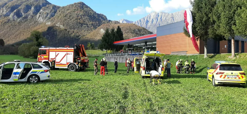 Reševanje na drevesu ujete jadralne padalke v Kobaridu. 