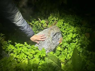 Porast vandalizma: Na tire nastavljajo kamenje, vozičke, prometne znake …