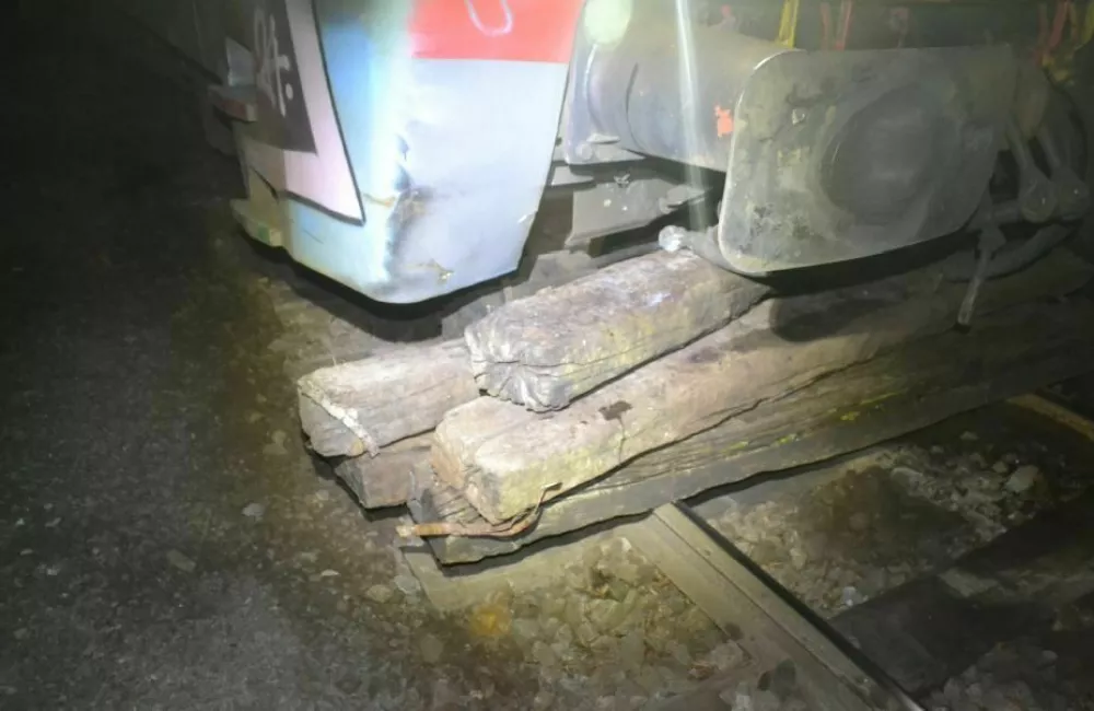 Porast vandalizma: Na tire nastavljajo kamenje, vozičke, prometne znake &hellip;