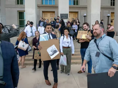 Members of the Pentagon press corp carry their belongings out of the Pentagon after turning in their press credentials, Wednesday, Oct. 15, 2025 in Washington. (AP Photo/Kevin Wolf)