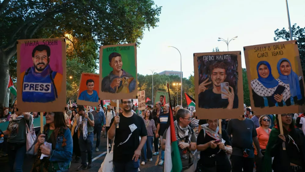 People demonstrate during a general strike called by Spanish unions in solidarity with Palestinians in Gaza, in Madrid, Spain, October 15, 2025. REUTERS/Violeta Santos Moura