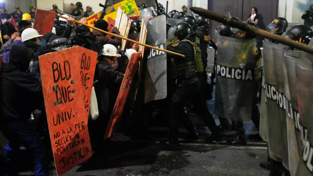 Anti-government protesters clash with riot police near Congress during a rally against President Jose Jeri in Lima, Peru, Wednesday, Oct. 15, 2025. (AP Photo/Martin Mejia)