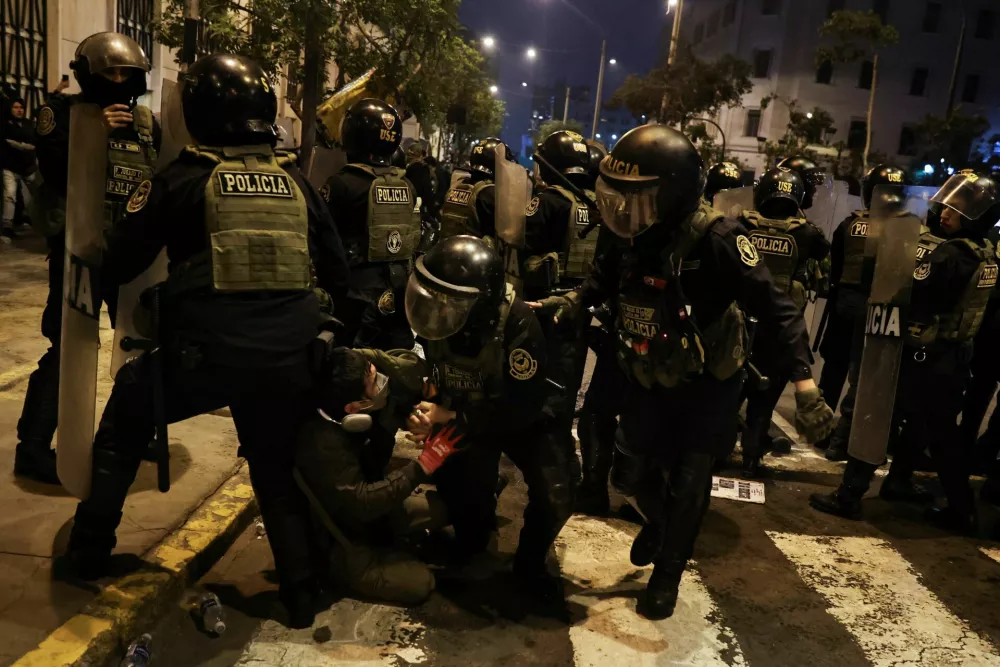 A demonstrator is detained by police officers during a protest against rising crime, economic insecurity, and corruption, a day after President Jose Jeri presented his cabinet, in Lima, Peru, October 15, 2025. REUTERS/Sebastian Castaneda