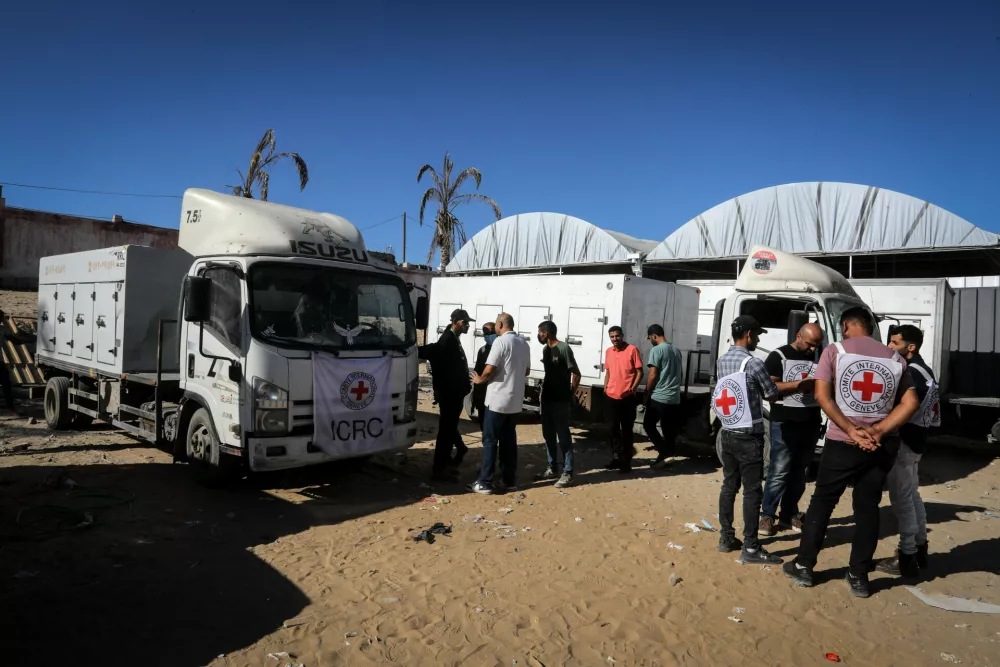 16 October 2025, Palestinian Territories, Khan Yunis: International Committee of the Red Cross (ICRC) personnel receive the the remains of Palestinians who participated in the October 7th attack from Israel. The bodies were then transferred to Nasser Hospital for identification by their families in Khan Younis, southern Gaza. Photo: Abed Rahim Khatib/dpa