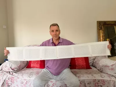 Laurence Watkins s svojim celotnim imenom, natipkanem na šestih listih. Guinnessova knjiga rekordov, najdaljše ime na svetu. Foto: osebni arhiv 