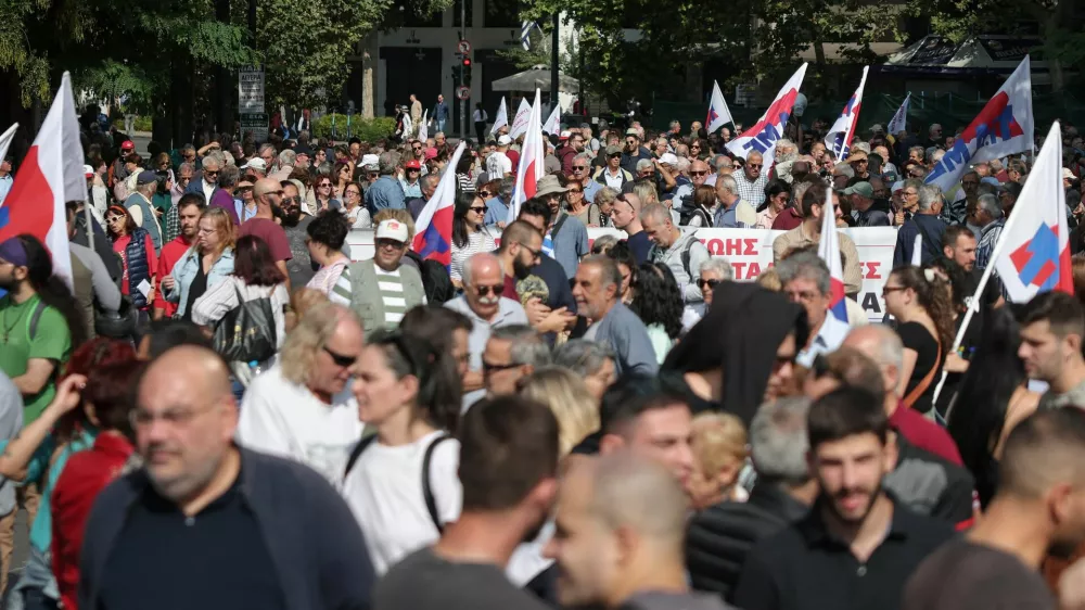 Protesters gather near the Greek parliament, during a one-day strike as parliament debates a government plan to allow employers to extend working hours and other labour reforms, in Athens, Greece, October 14, 2025.REUTERS/Louisa Gouliamaki