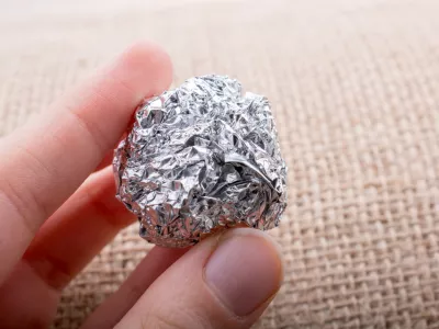 Folija je uporabna tudi za, recimo, čiščenje trdovratnih madežev s posode. / Foto: Istock