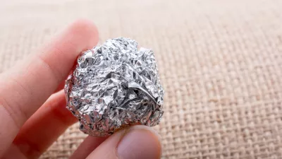 Folija je uporabna tudi za, recimo, čiščenje trdovratnih madežev s posode. / Foto: Istock