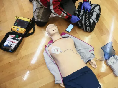 ﻿- oživljanje - simulacija dela zdravstvenega dispečerja in telefonskega vodenja skozi postopke oživljanja.- 16.10.2018 - Svetovni dan oživljanja 2018 - novinarska konferenc pod sloganom »Vsak Zemljan lahko reši življenje« v organizaciji SloRS - Slovenski reanimacijski svet pri Slovenskem združenju za urgentno medicino in Rdeči križ Slovenije. //FOTO: Luka Cjuha.