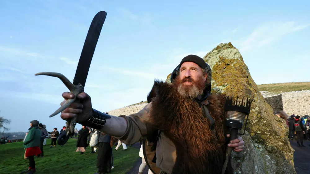 Tom King, the An Gobha (blacksmith) from Boyne Vally, welcomes winter solstice at the 5000-year-old stone age passage tomb of Newgrange in the Boyne Valley, in Newgrange, Ireland, December 21, 2024. REUTERS/Damien Eagers / Foto: Damien Eagers