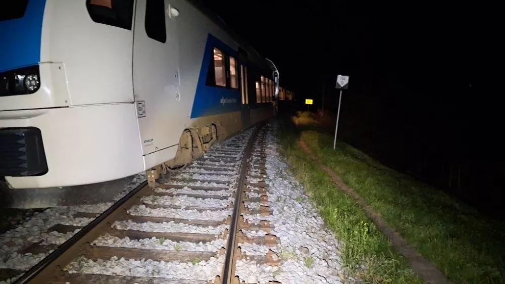 Namerna poškodba železniške infrastrukture - neznanec je prežagal zatič na kretniški ključavnici