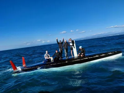 Reševanje šestčlanske posadke s potopljene jadrnice blizu Izole. 