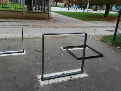 Železne ovire, pešpot, cona za pešce.