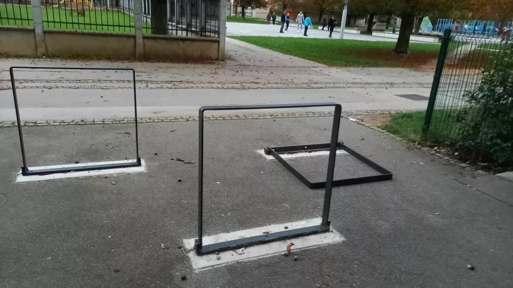 Železne ovire, pešpot, cona za pešce.