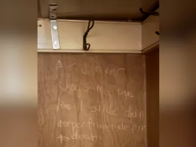 Napis na vratih / Foto: Reddit/u/vitaminmm/reddit/u/vitaminmm