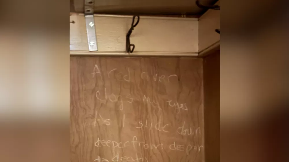 Napis na vratih / Foto: Reddit/u/vitaminmm/reddit/u/vitaminmm