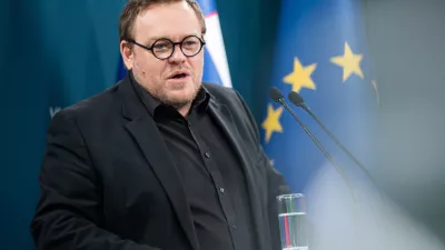 Ljubljana, vlada.Novinarska konferenca s predstavitvijo novih informativnih cen za dolgotrajno oskrbo v instituciji in kalkulatorja za informativni izracun novih cen v domovih za starejse.Minister za solidarno prihodnost Simon Maljevac.