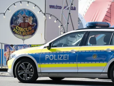 28 September 2025, Saxony, Bautzen: A police vehicle is parked in front of the Circus Paul Busch tent on Schuetzenplatz. An artist has died in an accident during a circus performance. Photo: Sebastian Kahnert/dpa