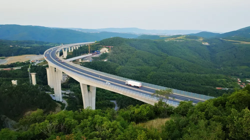 Primorska avtocesta bo tudi danes po napovedih bolj obremenjena.
