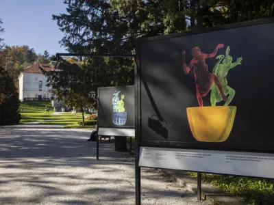  36. grafični bienale Ljubljana, Jakopičevo sprehajališče, Sinzo Aanza, Kriva črta, 2025. Foto: Urška Boljkovac. Arhiv MGLC.