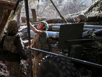 FILE PHOTO: Artillerymen of the 152nd Separate Jaeger Brigade prepare to fire an M114 self-propelled howitzer towards Russian troops, amid Russia's attack on Ukraine, near the frontline town of Pokrovsk in Donetsk region, Ukraine October 15, 2025. REUTERS/Anatolii Stepanov/File Photo / Foto: Anatolii Stepanov