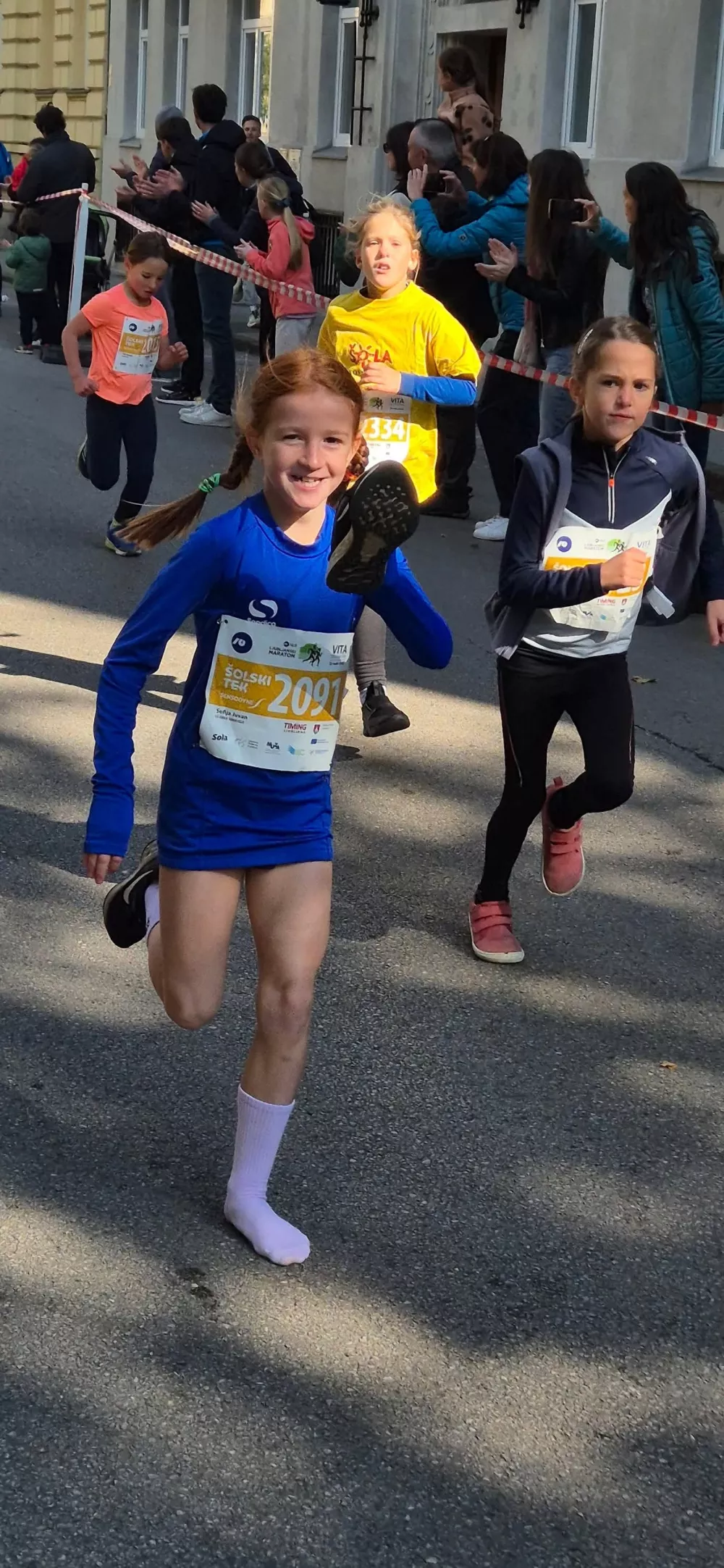 Osnovnošolka Sofia Juvan, ki je že na startu izgubila supergo, je do cilja šolskega teka vztrajala bosa. Foto: FB Jelena Juvan