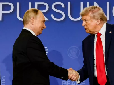 FILE PHOTO: U.S. President Donald Trump and Russian President Vladimir Putin shake hands during a press conference following their meeting to negotiate an end to the war in Ukraine, at Joint Base Elmendorf-Richardson, in Anchorage, Alaska, U.S., August 15, 2025. REUTERS/Kevin Lamarque/File Photo / Foto: Kevin Lamarque