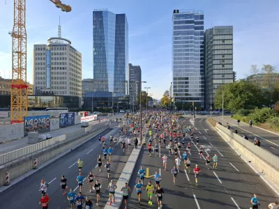 (FOTO) Živčnost pred startom, spremstvo na kolesu in tekači iz tujine