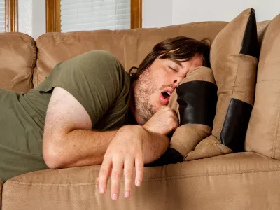 Malce pretirana slika mladeniča, ki še vedno živi doma, dela, vendar ne prispeva za račune. / Foto: Istock