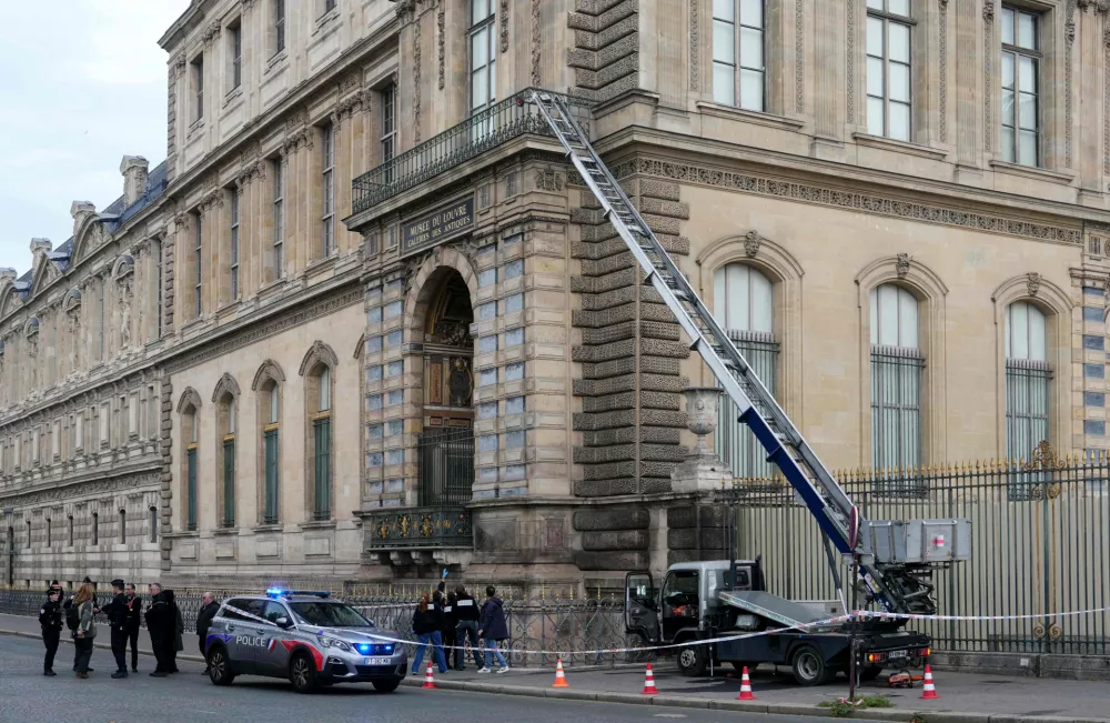 19 October 2025, France, Paris: Police officers stand next to a furniture lift used by burglars to break into the Louvre Museum on Quai François Mitterrand. The thieves reportedly stole jewelry from Napoleon's collection before fleeing the scene. Photo: Dimitar Dilkoff/AFP/dpa