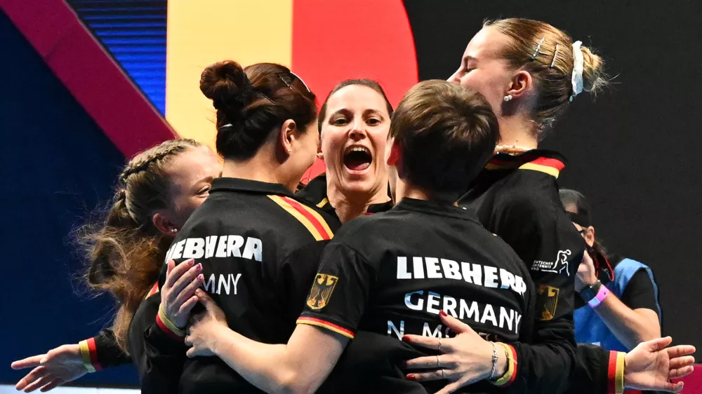 19 October 2025, Croatia, Zadar: Germany's players led by Sabine Winter (C) celebrate their victory in the final during the European Table Tennis Championships women's team final match between Germany and Romania Photo: Manfred Schillings/dpa