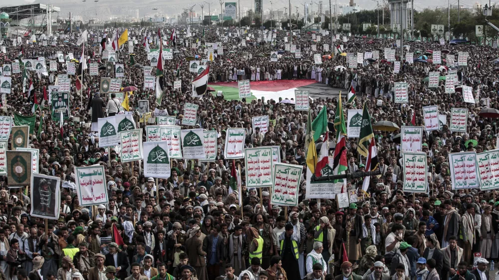 FILED - 29 August 2025, Yemen, Sanaa: Yemen's Houthi fighters and supporters hold a demonstration against the United States and Israel following the recent Israeli airstrikes on the Yemeni capital and Israel's ongoing military operations in Gaza. Photo: Osamah Yahya/dpa