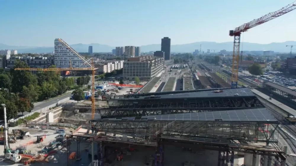 Železniška postaja: Nadhod dobiva obliko