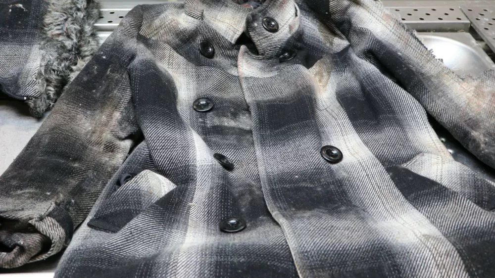 Policija naproša vse, ki bi karkoli vedeli o umrli osebi oziroma bi jo prepoznali po opisu ali predmetih, da to sporoči. Foto: PU Ljubljana