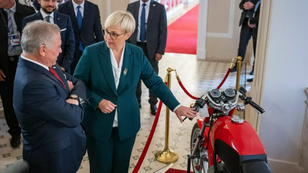 Predsednica republike je jordanskemu kralju pokazala tudi lepo ohranjen muzejski primerek Tomosovega motorja. Foto: sta