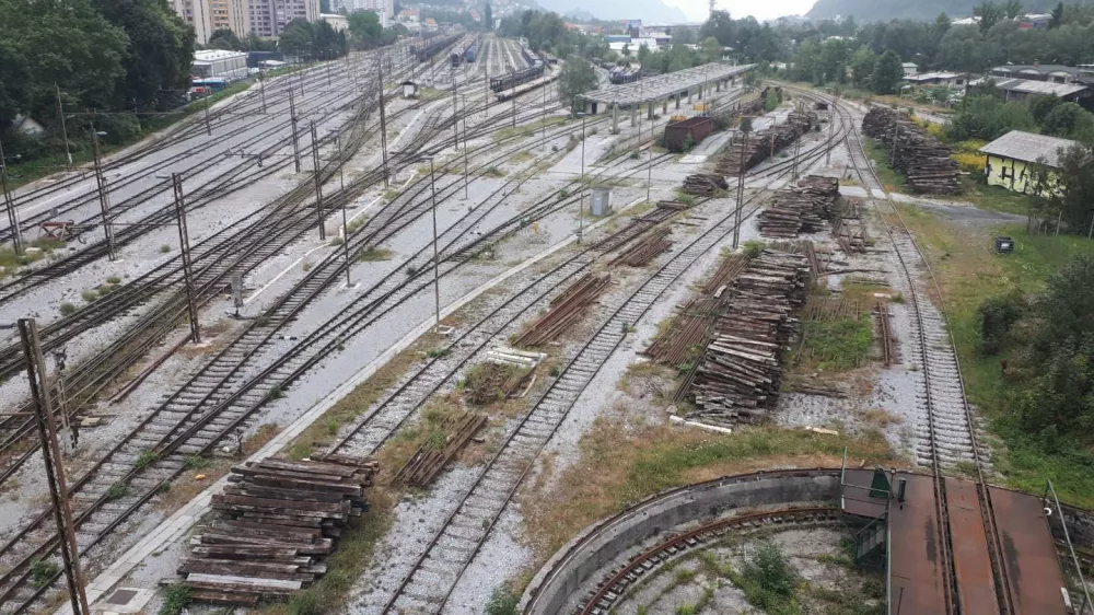 Na Jesenicah začeli odstranjevati tire