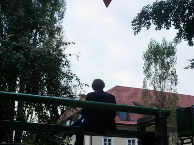 ﻿simbolična fotografijaosamljenost, depresija, označevanje, občutek krivde, rasno razlikovanje rasizem, delitev ljudi, foto: Bojan Velikonja