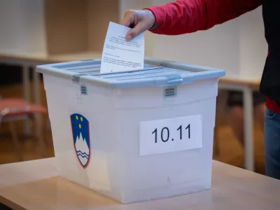 Radomlje, Kulturni dom Radomlje.Predsednica republike Natasa Pirc Musar je svoj glas na referendumu oddala na voliscu v Kulturnem domu Radomlje.