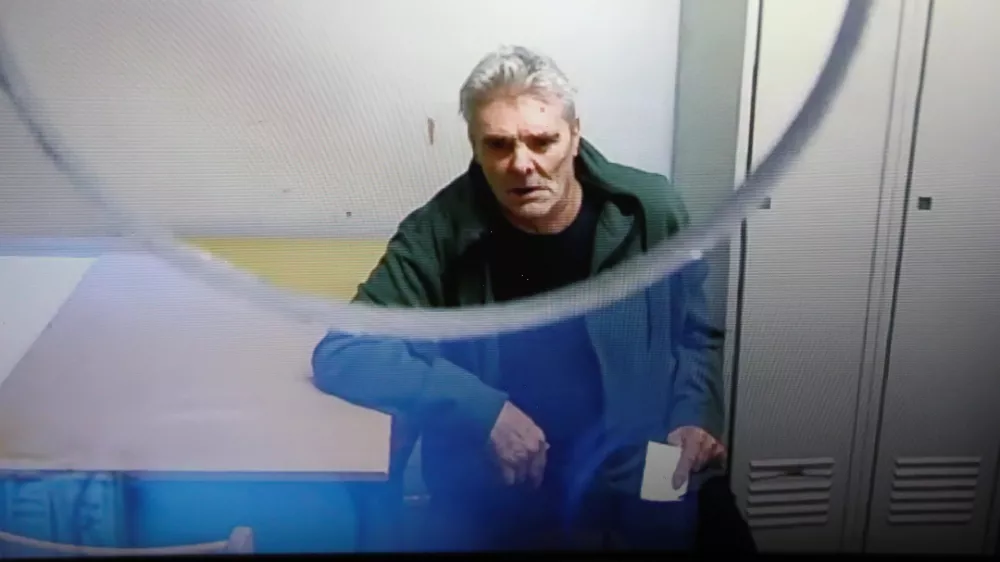 65-letnik priznal krivdo: mama našla posnetek zlorabe sedemletnice