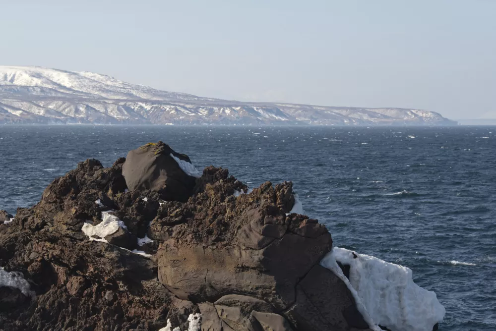 Russia. Far East, Kuril Islands. Very hard and sharp basalt rocks along the coast of the Sea of Okhotsk on the island of Iturup. / Foto: Kaikups