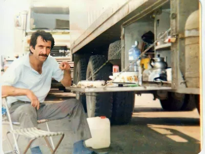 Kenan Cetin na eni od številnih poti ob svojem tovornjaku. Fotografija: osebni arhiv / Foto: Nn