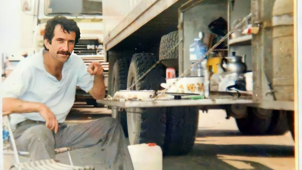 Kenan Cetin na eni od številnih poti ob svojem tovornjaku. Fotografija: osebni arhiv / Foto: Nn